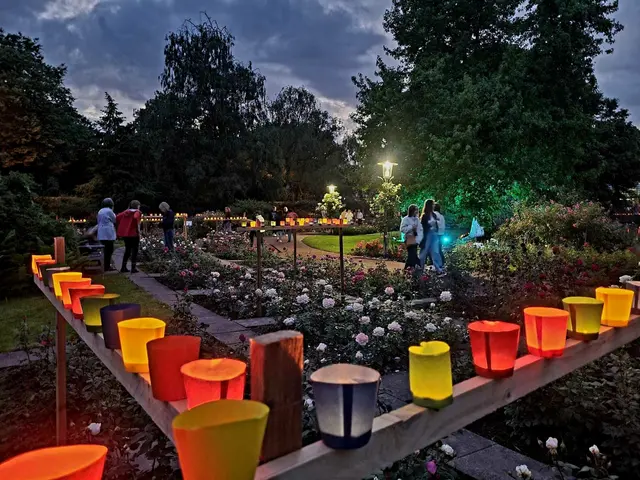 Ein Meer aus Lichtern: Beim Fest der 1000 Lichter verwandeln zahlreiche farbige Leuchten den Zweibrücker RosenGarten in eine stimmungsvolle Kulisse. | Foto: Barbara Vollmer
