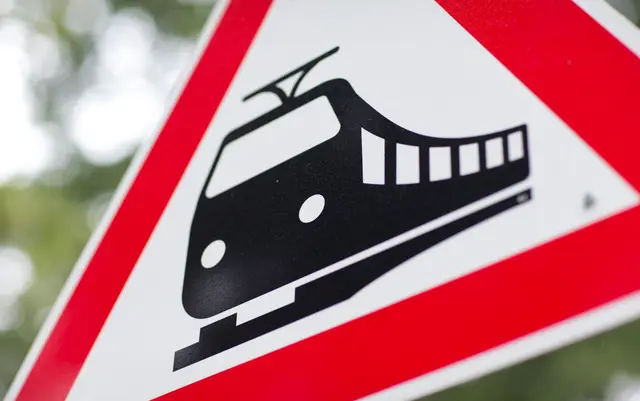Ein Traktorfahrer ist an einem Bahnübergang gegen eine Schranke gefahren. (Symbolbild) | Foto: Friso Gentsch/dpa