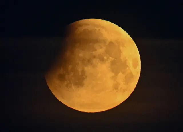 Der Mond tritt ab 4.33 Uhr in den Kernschatten der Erde ein. (Symbolbild) | Foto: Patrick Pleul/dpa