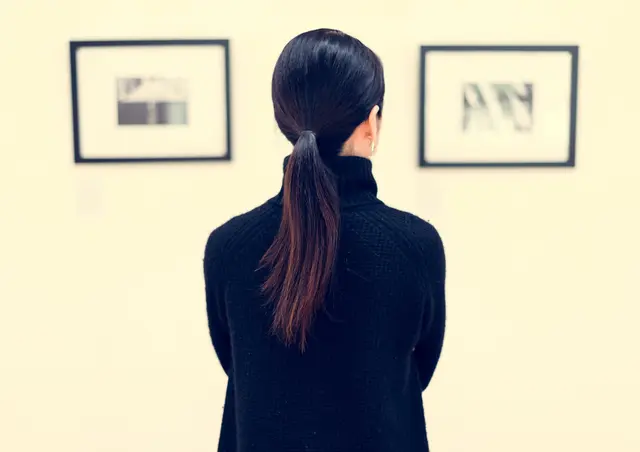 Wer zum Ausstellungsende noch Fragen hat, kann bei einer Finissage direkt mit anderen Kunstinteressierten ins Gespräch kommen - Symbolbild | Foto: Rawpixel.com/stock.adobe.com