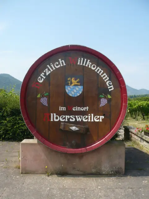 Willkommen im Weinort Albersweiler: Zur Kerwe vom 4. bis 8. September lädt die Gemeinde wieder zum Feiern ein.  | Foto: Verein SÜW Annweiler