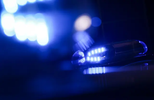 Der Wagen der Polizei sowie das andere beteiligte Fahrzeug sind abgeschleppt worden. (Symbolbild) | Foto: Christian Charisius/dpa