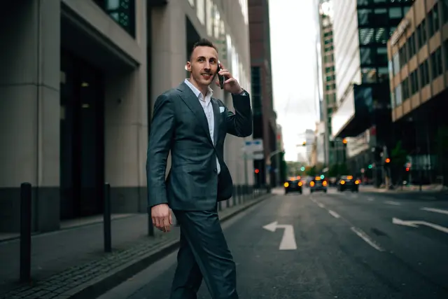 Risiken beim Einstieg in Aktien, ETFs und Kryptowährungen über Trading-Apps und Social Media. | Foto: Smart Trading Gains e.U.,/ HOFFMANN PRODUCTIONS GMBH