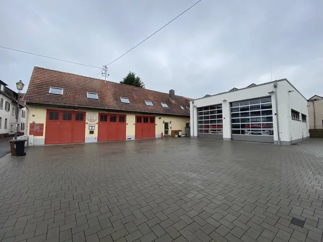 Am Feuerwehrhaus in Mußbach laufen Vorbereitungen für die nächste Bauphase, damit der Betrieb weiter sicher möglich bleibt.  | Foto: Stadtverwaltung Neustadt