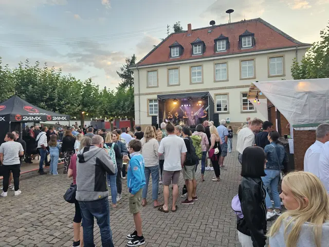 Livemusik gehört bei der Ruppertsberger Kerwe an mehreren Tagen zum Programm. | Foto: Eva Bender