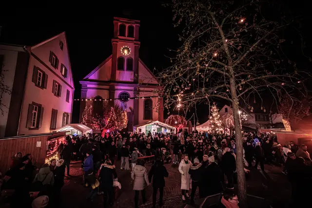 Stimmungsvoll und idyllisch: Der Sankt Michaelsmarkt in Hagenbach eröffnet auch 2026 die Saison der Weihnachtsmärkte in der Südpfalz | Foto: Paul Needham
