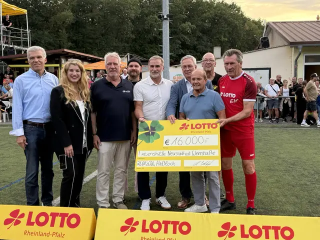 Vertreter der Lotto-Gesellschafterversammlung überreichten dem Vorstandsvorsitzenden der Lebenshilfe Neustadt, Heinz Busch, einen Spendenscheck über 16.000 Euro.