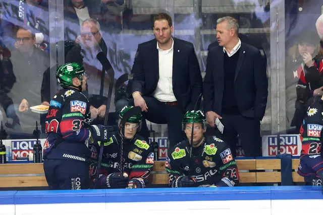 Der neue Eishockey-Bundestrainer André Rankel (Bildmitte), hier noch als Co-Trainer der Eisbären Berlin. | Foto: Nordphoto/PIX-Sportfotos