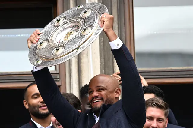 Alles auf null: Vincent Kompany mit der Meisterschale (Archivbild) | Foto: Sven Hoppe/dpa