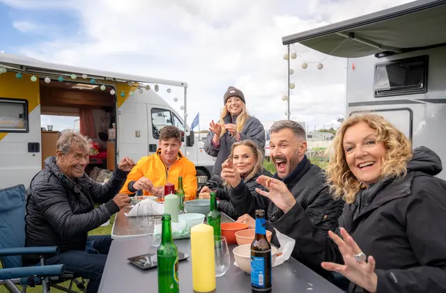 Tietjen campt – der Roadtrip: Auf Norderney zeigt Zora Klipp der Gruppe, wie man Krabben pult. | Foto: NDR Norddeutscher Rundfunk, Foto: NDR/beckground/tv Jonny Müller-G