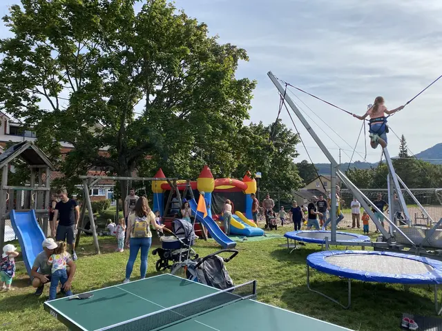 Auch für die jüngsten Kerwebesucher ist einiges geboten: Hüpfburg, Rutschen und Bungee-Trampolin sorgen für Unterhaltung. | Foto: Gemeinde Albersweiler