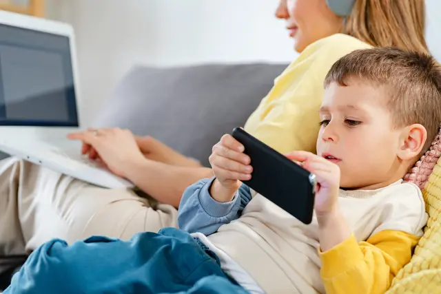 Der Vortrag zeigt konkrete Möglichkeiten auf, wie Erwachsene Kinder bei der Mediennutzung begleiten können. | Foto: lordn/stock.adobe.com