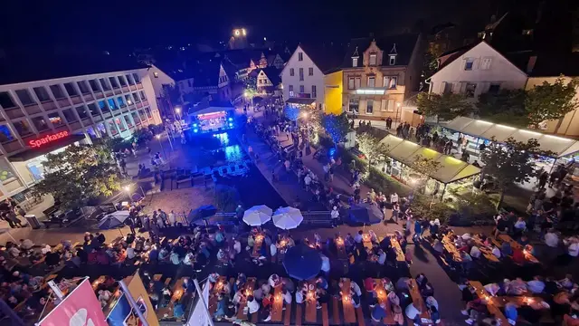 Volles Haus beim Sommerfest: Auf dem Messplatz vor dem Verwaltungsgebäude der Verbandsgemeinde Annweiler wird am Samstag, 29. August, wieder bis in den Abend hinein gefeiert. | Foto: Verbandsgemeinde Annweiler