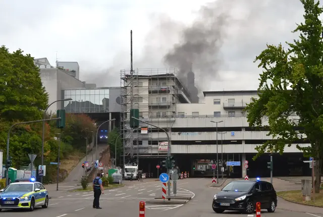 Nach dem Parkhaus-Brand in Pirmasens ermittelt die Polizei gegen zwei Jugendliche. Ein Auto brannte komplett aus, mehrere Menschen erlitten Rauchgasvergiftungen. | Foto: Frank Schäfer