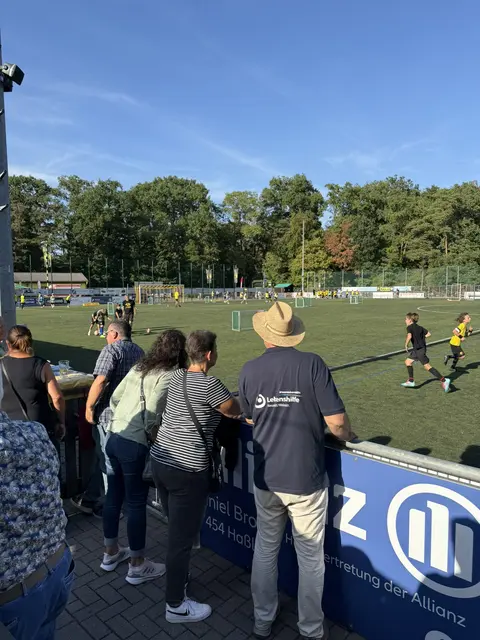Bereits am Nachmittag konnten Nachwuchskicker beim Schnuppertraining mit Dariusz Wosz ihr Können auf dem Platz ausprobieren.
