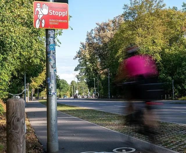 Wer auf dem Radweg falsch herum fährt, sorgt an Einmündungen und auf schmalen Wegen schnell für gefährliche Situationen. | Foto: Stadt Karlsruhe, Boris Burghardt