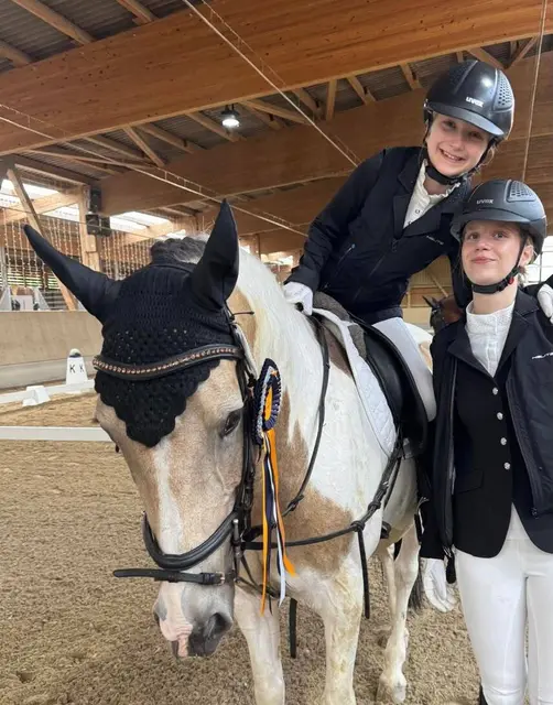 glücklich und stolz: Helen Vatter auf Junior mit ihrer Schwester Carla  | Foto: Irina Vatter