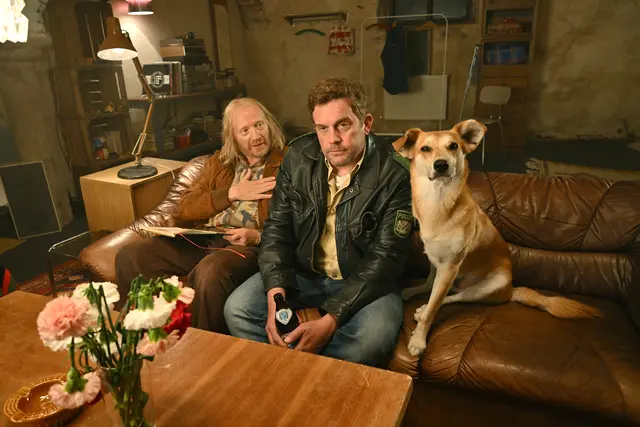 Steckerlfischfiasko: Franz Eberhofer und Rudi Birkenberger sind zurück und ermitteln im neuen Kino-Fall gemeinsam in Niederkaltenkirchen. | Foto: Constantin Film, Foto: Bernd Schuller