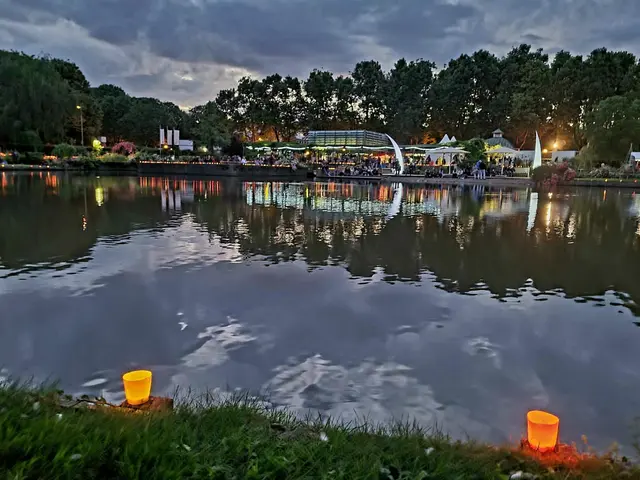 Lichter spiegeln sich im Wasser: Beim Fest der 1000 Lichter wird auch der Weiher im Zweibrücker RosenGarten Teil der besonderen Lichtkulisse. | Foto: Barbara Vollmer