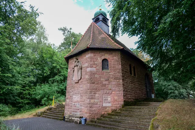 Ein stiller Ort mit Geschichte: Die Marienkapelle auf der Atzel wurde aus Dankbarkeit nach überstandener Not errichtet und prägt den Platz bis heute. | Foto: Erik Stegner