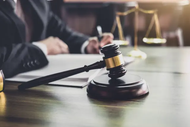 KLAR nimmt den Fall um ein Plakat auf Privatgrund in den Blick und ordnet die Debatte um den § 188 StGB ein. Die Folge läuft im NDR Fernsehen und in der ARD Mediathek. | Foto: Freedomz/stock.adobe.com
