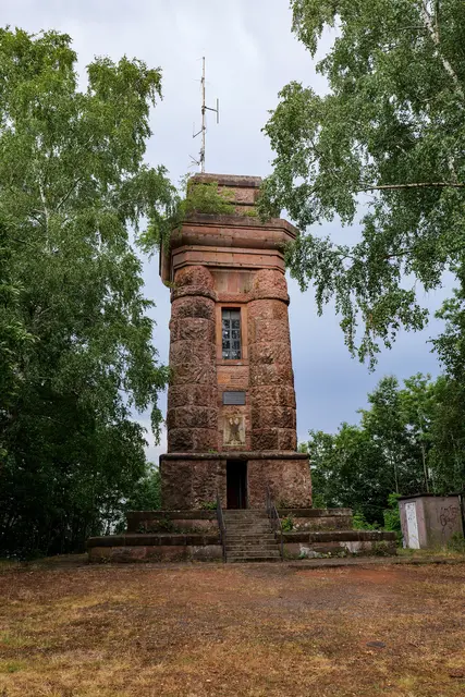 Der Bismarckturm auf dem Kirchberg ist eines der markantesten Wahrzeichen Landstuhls. Einst befand sich auf seiner Spitze eine fast zwei Meter große Feuerschale. | Foto: Erik Stegner