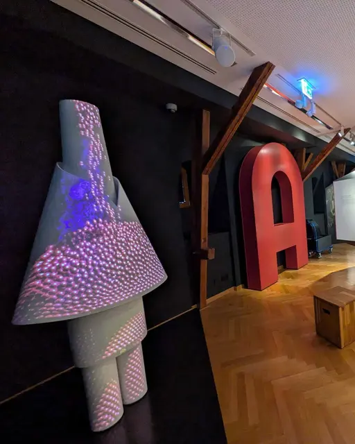 Im Hugo-Ball-Kabinett im Forum Alte Post können Besucherinnen und Besucher wieder mittwochs bis sonntags von 11 bis 17 Uhr durch die Ausstellung gehen. | Foto: Stadt Pirmasens
