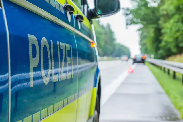 Schwerer Unfall auf der B35 in Fahrtrichtung Germersheim: Ein Motorradfahrer wurde verletzt und mit dem Rettungshubschrauber in eine Klinik gebracht. Die Fahrbahn war rund drei Stunden voll gesperrt. | Foto: Marco/stock.adobe.com