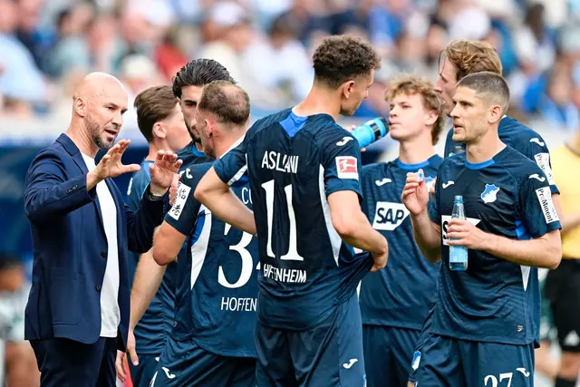 Trainer Christian Ilzer (l) startet mit Hoffenheim in Köln in die neue Saison. (Archivbild) | Foto: Uwe Anspach/dpa