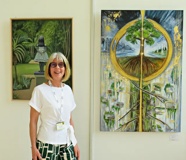 Birgit Weinerth neben ihrem Gemälde mit dem geteilten Baum | Foto: Brigitte Melder