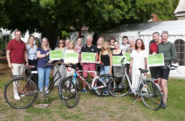 So sehen Sieger aus! Erster Stadtrat Jörg Scheidel (links) nimmt gemeinsam mit Annemarie Biermas (2 v.l.), Myriam Buddensiek (7. v.l.) und Sandra Schäfer Schwarz (3.v.r.) die Prämierung der Siegerteams vor. | Foto: Stadt Viernheim