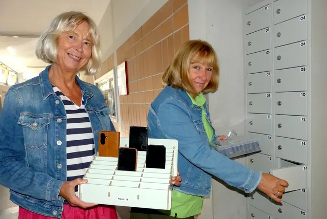 Am Paul-Schneider-Gymnasium in Meisenheim gelten seit Beginn des neuen Schuljahres neue Regeln für Smartphones. | Foto: Hubertus Ohliger 