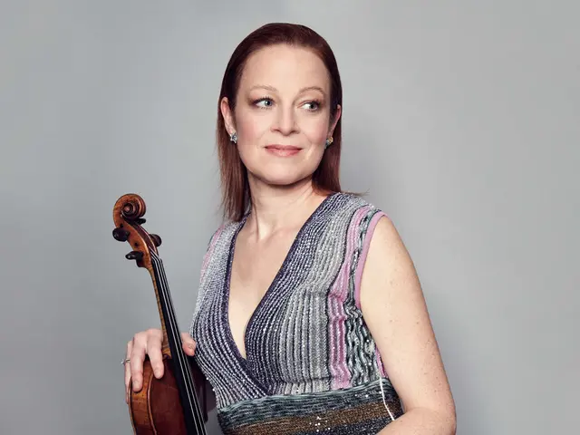 Die Geigerin Carolin Widmann ist beim Saisonauftakt der Deutschen Radio Philharmonie in der Fruchthalle Kaiserslautern als Solistin zu erleben | Foto: Lennard Ruehle/gratis