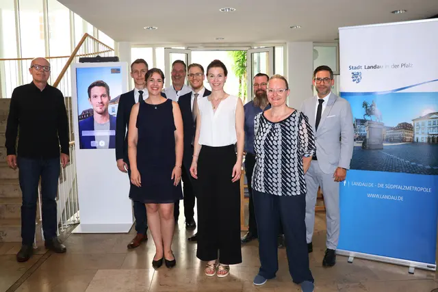 Das Franz-Projektteam, bestehend aus Mitarbeitenden der Stadtverwaltung Landau sowie der CUX GmbH aus Landau, freut sich über den erfolgreichen Start von Franz. Oberbürgermeister Dominik Geißler (links) gratuliert dem Team zu diesem Meilenstein | Foto: Stadt Landau