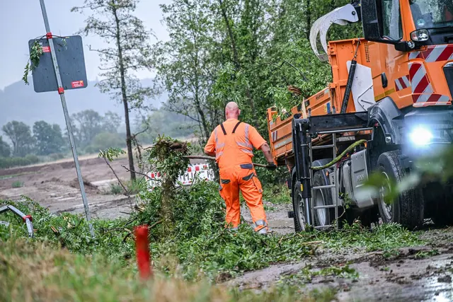 Die Feuerwehr räumte gemeinsam mit dem Bauhof und privaten Unternehmen einige Äste und Bäume von Straßen.  | Foto: Jason Tschepljakow/dpa