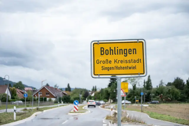 Die Feuerwehr ist in Singen-Bohlingen im Dauereinsatz. | Foto: Silas Stein/dpa