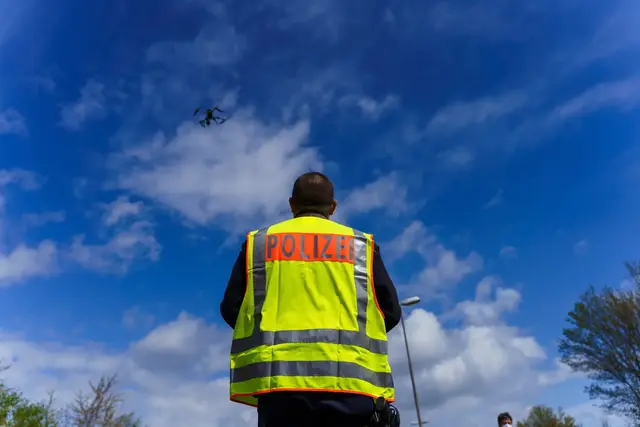 Vor dem Drittliga-Spiel 1. FC Saarbrücken gegen FC Hansa Rostock sperrt die Polizei die Camphauser Straße am Ludwigsparkstadion. Zusätzlich setzt die Landespolizeidirektion Saarland Drohnen ein. | Foto: Kim Rileit