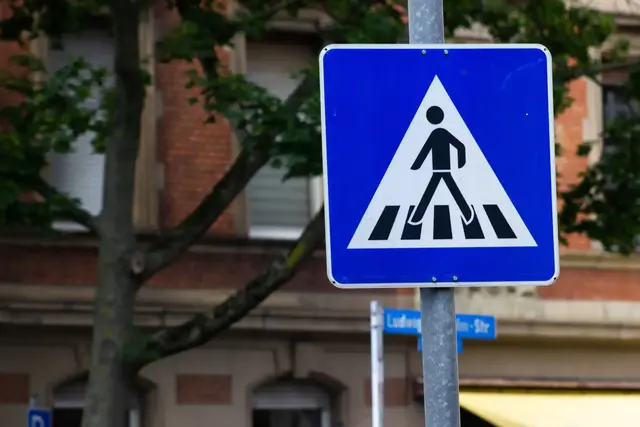 Polizei und Verbandsgemeinde haben an der Grundschule Bellheim den Schulweg kontrolliert. Im Fokus stand die sichere Überquerung des Fußgängerüberwegs. | Foto: Paul Needham