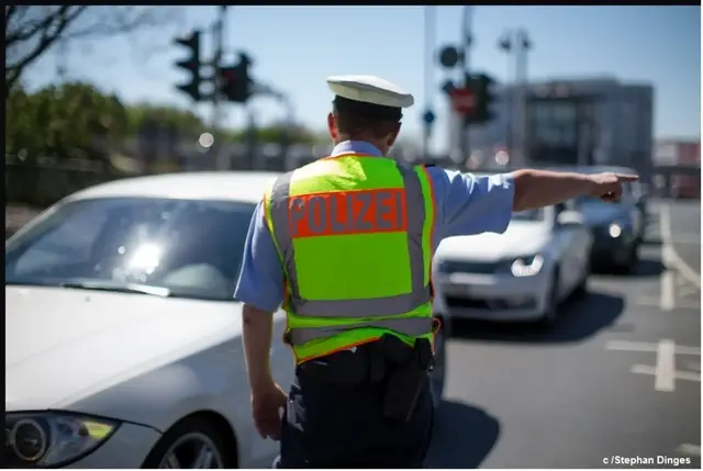 Bei einer Verkehrskontrolle in St. Ingbert ahndete die Polizei 26 Verstöße gegen Verkehrsregeln, darunter Gurtverstöße und Handy am Steuer. Zudem wurde ein Fahrer wegen eines internationalen Haftbefehls festgenommen. | Foto: Polizeipräsidium Rheinpfalz