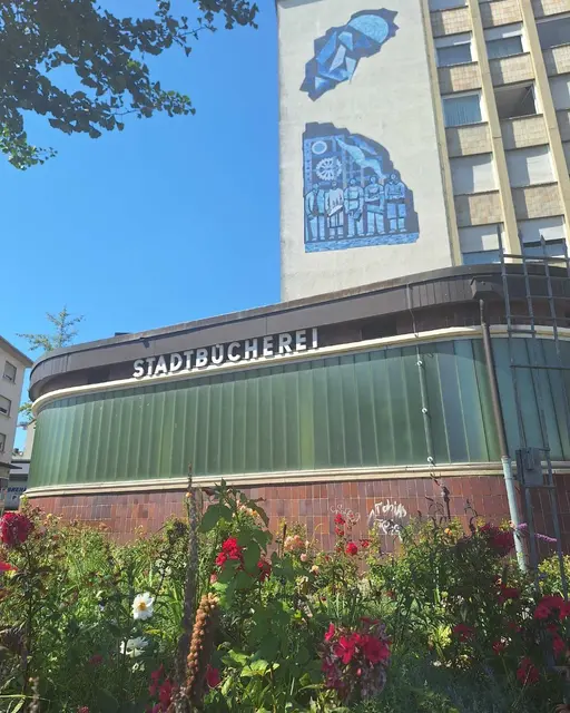 In der Stadtbücherei läuft am Samstag ein Bilderbuchkino und eine digitale Schnitzeljagd wartet auf Besucherinnen und Besucher. | Foto: Stadt Pirmasens