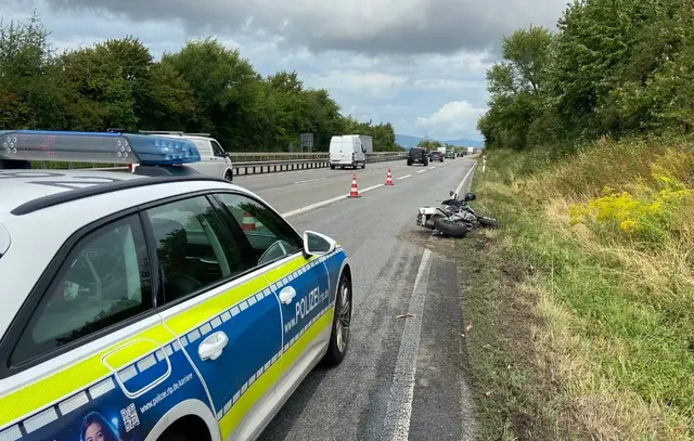 Schwerer Motorradunfall auf der A65: Eine 25-Jährige wurde schwer verletzt, ein Rettungshubschrauber war im Einsatz und die Fahrbahn Richtung Ludwigshafen wurde zeitweise voll gesperrt. | Foto: Polizeidirektion Landau