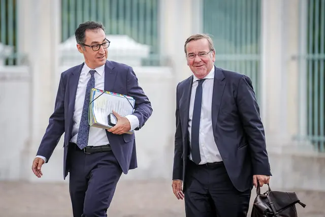 Cem Özdemir, inzwischen Ministerpräsident von Baden-Württemberg, und Bundesverteidigungsminister Boris Pistorius sprechen sich gemeinsam für ein Verbot von Teilen der AfD aus. (Archivbild) | Foto: Kay Nietfeld/dpa