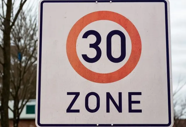 In der Konrad-Adenauer-Straße gilt Tempo 30 künftig durchgehend. Wer dort fährt, sollte auf die neue Beschilderung achten. | Foto: Canva (bearbeitet)