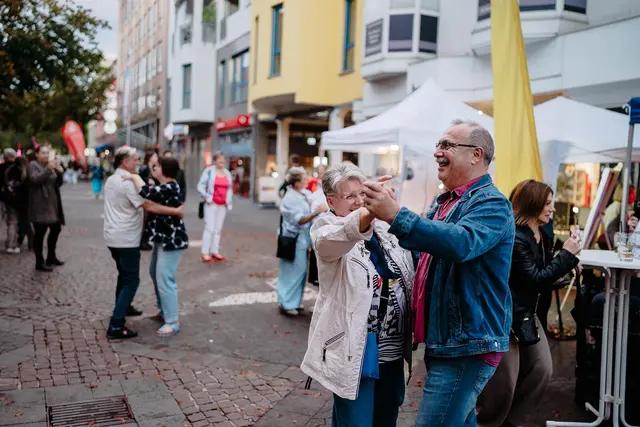 Bei der Kunst- und Einkaufsnacht kommen in der Innenstadt viele Menschen für Musik, Aktionen und Shopping zusammen. | Foto: Sebastian Weindel, © Sebastian Weindel