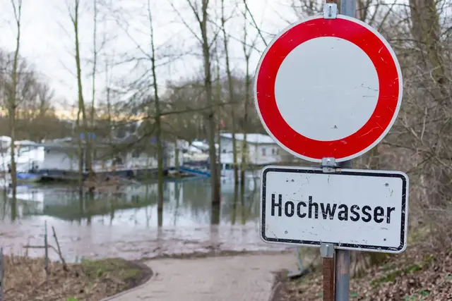 Symbolbild: Mehr natürliche Überflutungsflächen an der Unterelbe sollen Wasser besser speichern und Hochwasser- sowie Hitzefolgen abpuffern. Das Projekt „Krautsand“ zeigt, welche Maßnahmen dahinterstehen und wer sie finanziert. | Foto: mpix-foto/stock.adobe.com