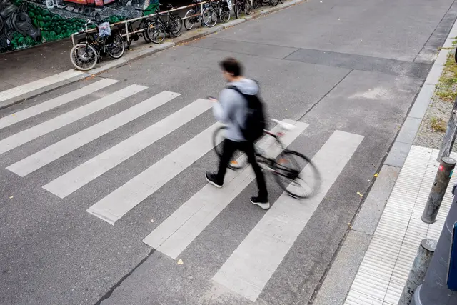 Wer mit dem Fahrrad am Zebrastreifen die Straßenseite wechseln will, muss absteigen und schieben. | Foto: Christoph Soeder/dpa/dpa-mag