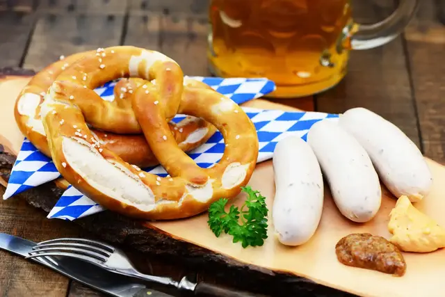 Am Sonntag startet das Hoffest um 10 Uhr mit Weißwurst und Frühschoppen. | Foto: Printemps/stock.adobe.com