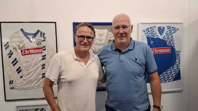 Edgar Schmitt und Burkhard Reich vor ihren ausgestellten Trikots | Foto: Rolf Bohrer