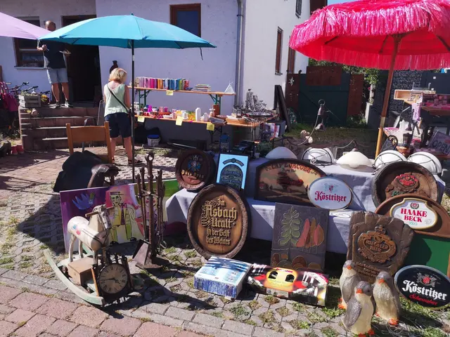 Hofflohmarkt in Hanhofen: Die einen misten aus, die anderen holen sich ein Stück mit Geschichte ins Haus. | Foto: Jürgen Lutz