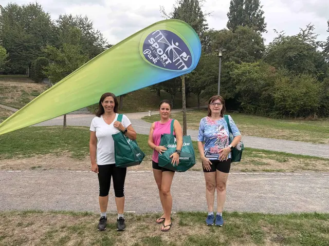 Luisa Medina, Nicole Kölsch und Ingrid Ringle-Dexheimer haben bei der Stempelkartenaktion von „Sport im Strecktalpark“ gewonnen. | Foto: Stadtverwaltung Pirmasens / Julia Göttmann